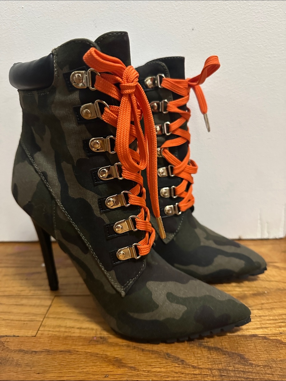 Camouflage Pointed-Toe Lace-Up Ankle Boots with Orange Laces